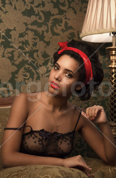 Брюнетка в черной комбинации