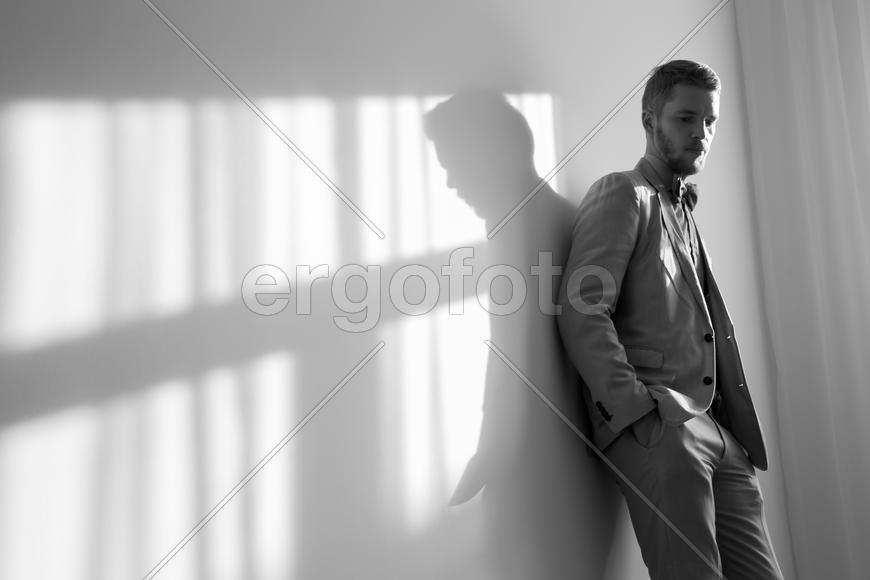 Жених и его отражение на стене