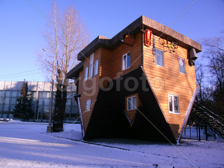 Дом перевертыш      