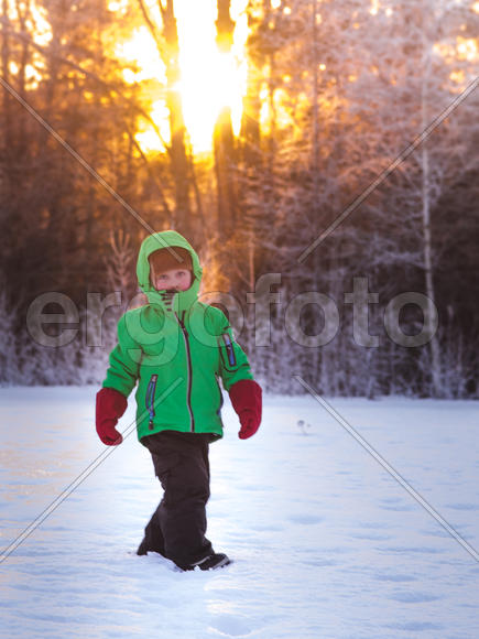 Ребенок на снегу