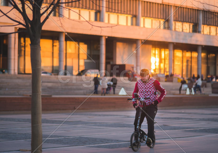 Мужчина гуляет