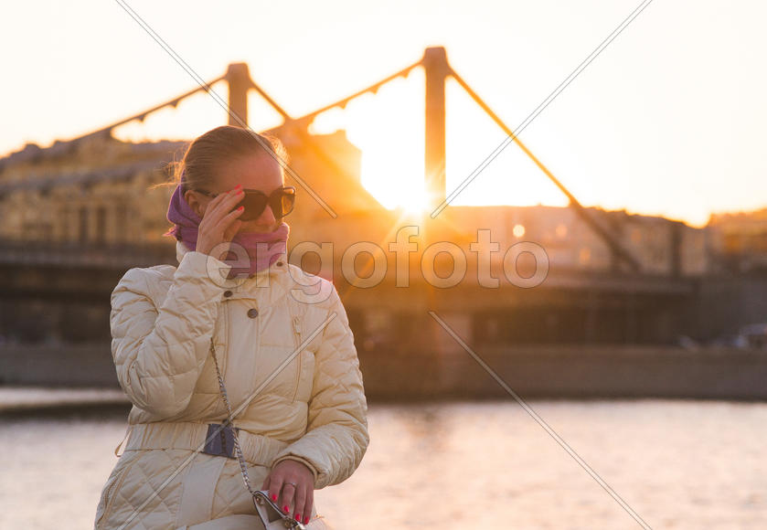 Девушка и вечерний пейзаж