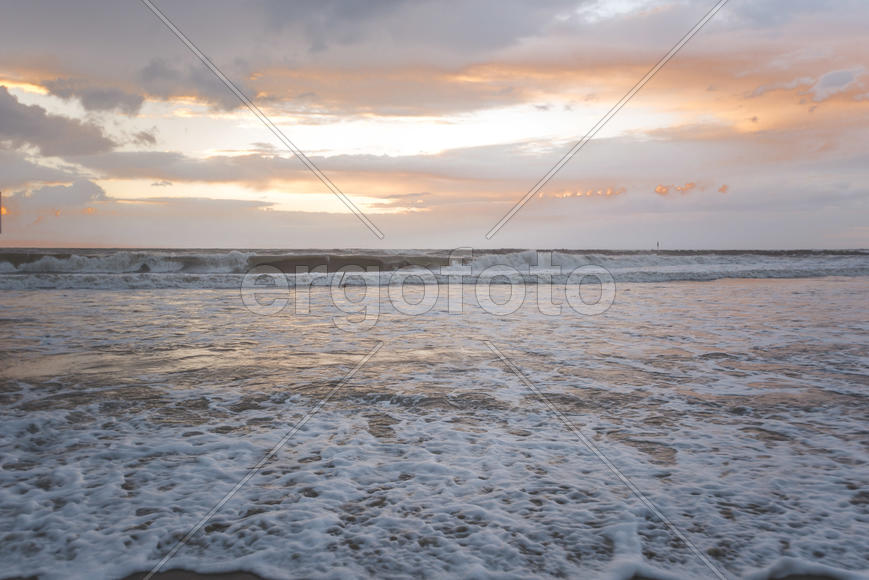 Берег в пене