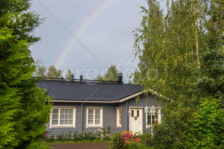 Дом в лесу с радугой