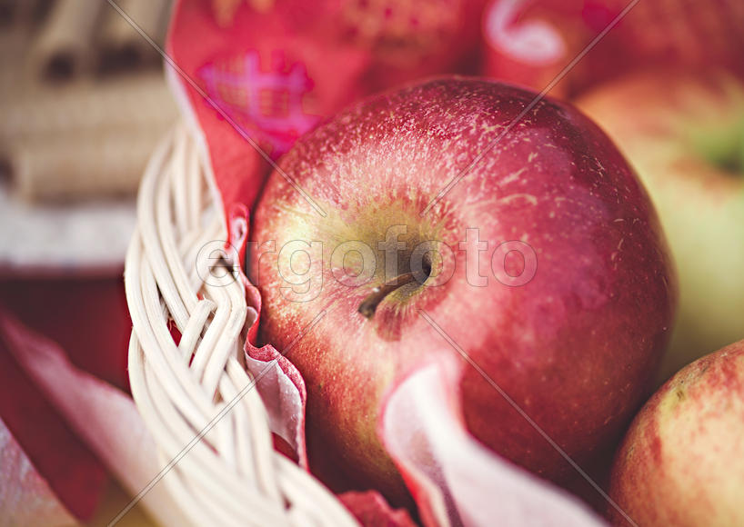 Яблоки в корзинке