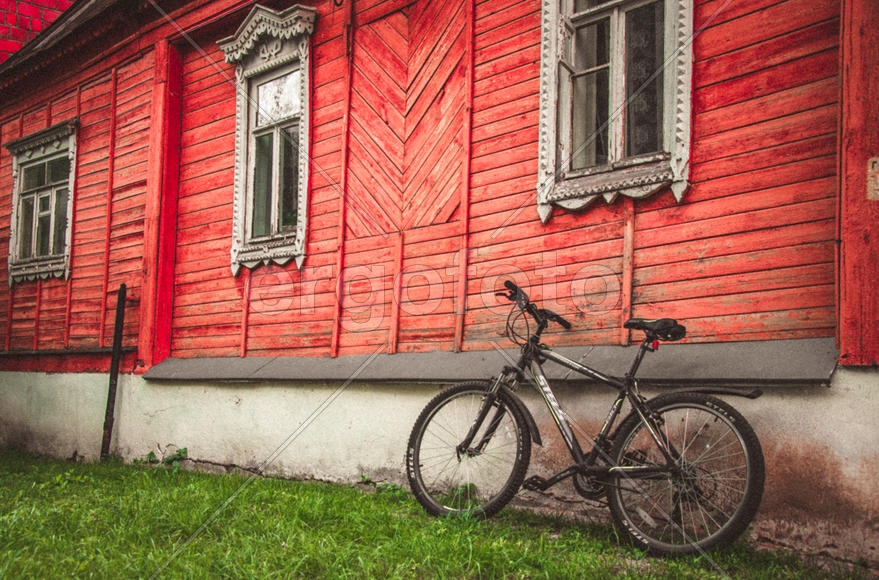 Велосипед возле дома