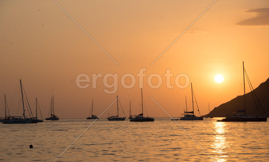 Закат и корабли