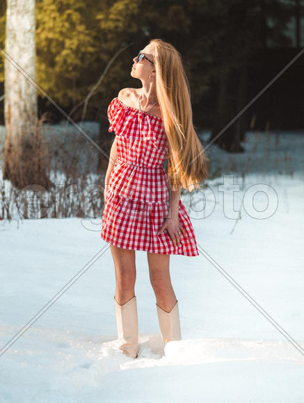 Блондинка в красном платье в клетку