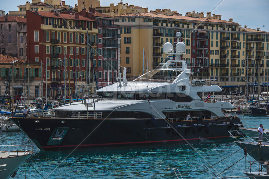 Трехпалубная яхта в Ницце