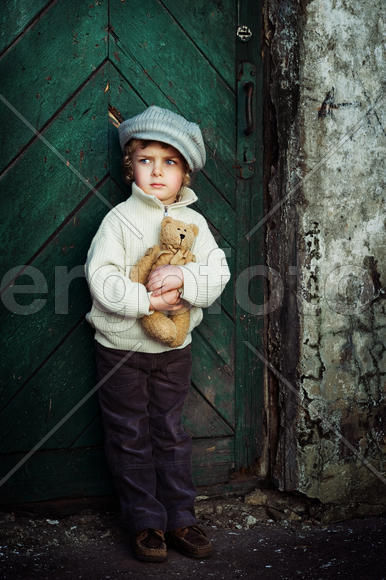 Мальчик в полный рост с медведем