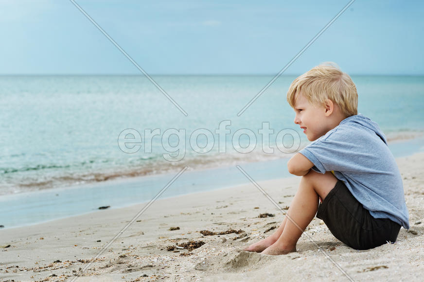 Мальчик на море
