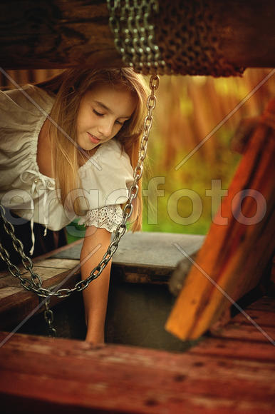 девочка у колодца