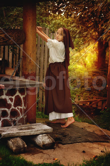 девочка у колодца