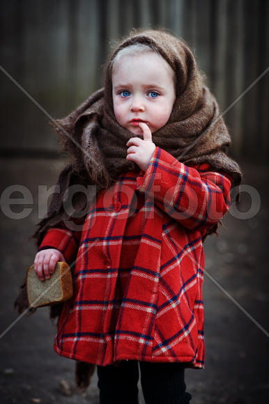 Девочка с хлебом в полный рост