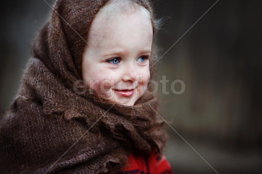 Девочка улыбается