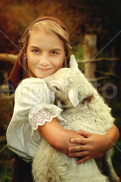 Девочка и ягненок