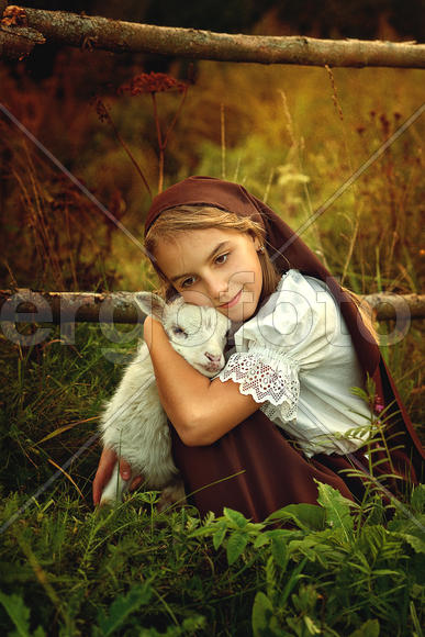 Девочка обнимает ягненка