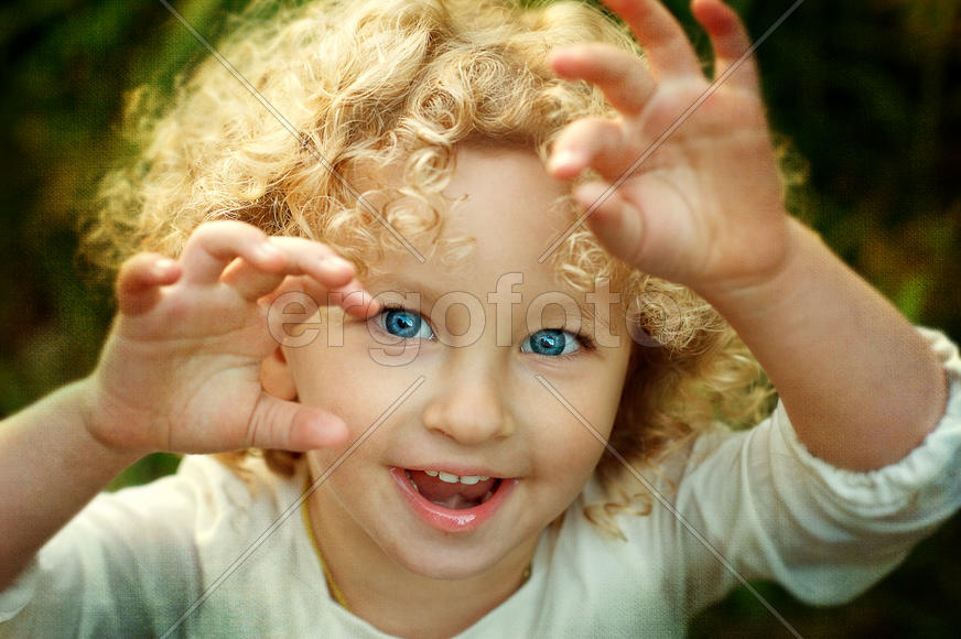 Кучерявый ребенок