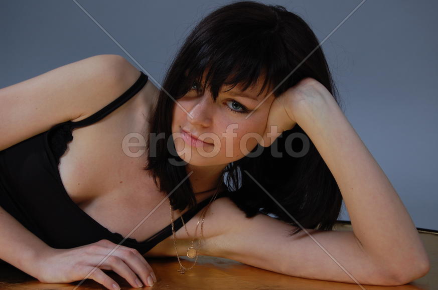 Брюнетка с голубыми глазами