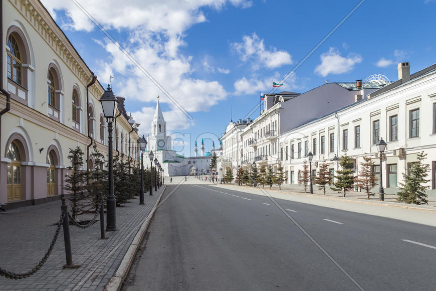 Улица Кремлевская, вид на Спасскую башню. Казань
