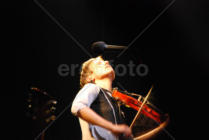 ДК МАИ, 2008. Светлана Сурганова играет на скрипке