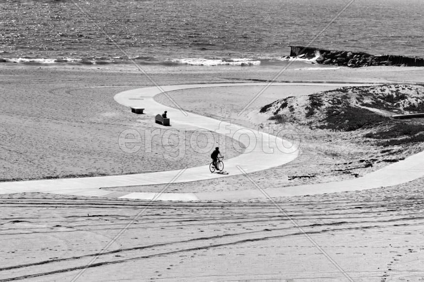 Велосипедист на дороге