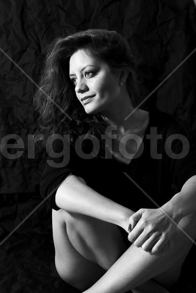 Девушка в черном смотрит в сторону