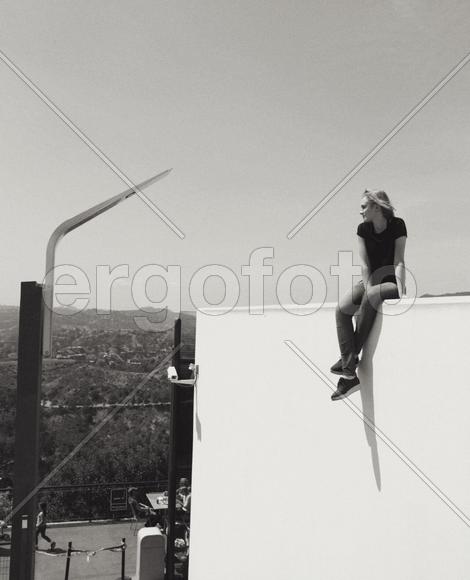 Девушка сидит, черно-белое