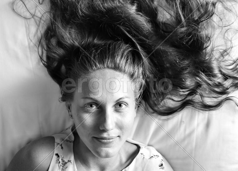 Портрет девушки, черно-белое