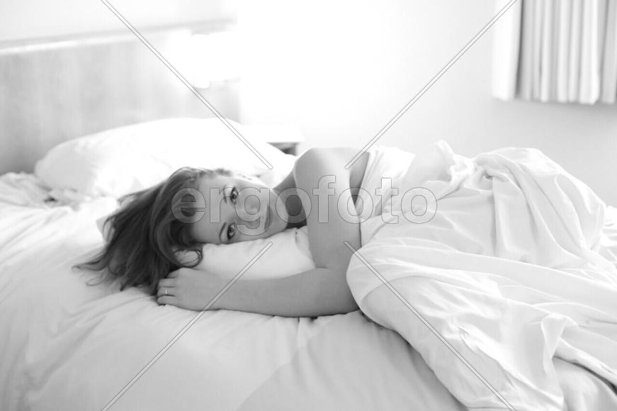 Девушка в постели