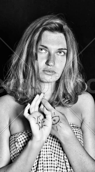 Девушка смотрит вверх