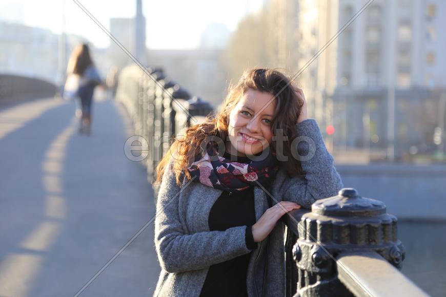 Девушка улыбается