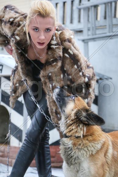 Блондинка с собакой