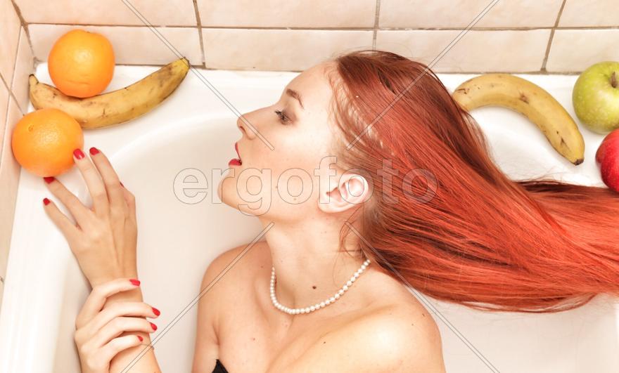 Девушка с бананами в ванной