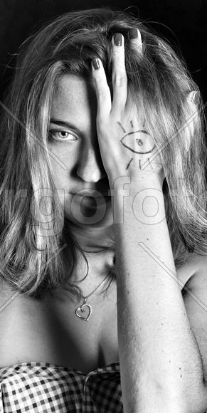 Девушка с рисунком на руке