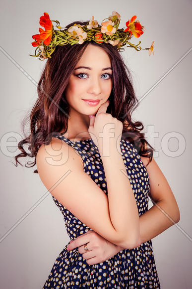 Девушка-шатенка в венке