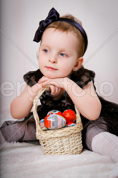 Девочка с киндерами