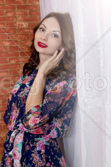 Длинноволосая брюнетка 