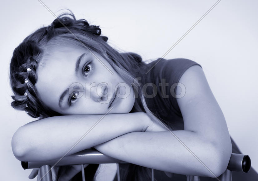 Девочка-блондинка, черно-белое