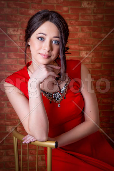 Брюнетка в красном платье