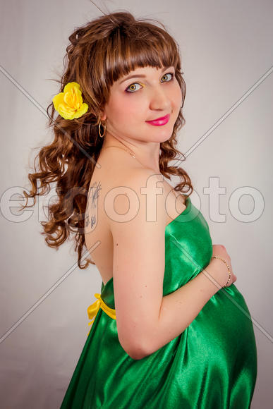 Девушка-шатенка с татуировкой