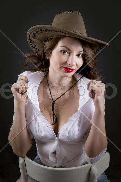 Девушка-ковбой с темными волосами