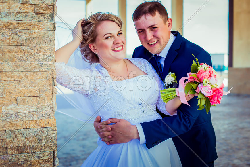 Жених обнимает невесту