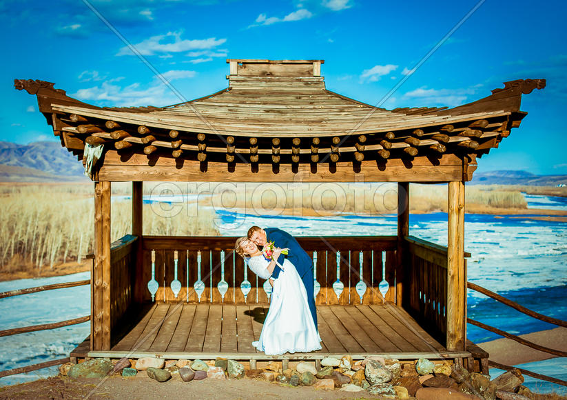 Жених и невеста обнимаются на улице