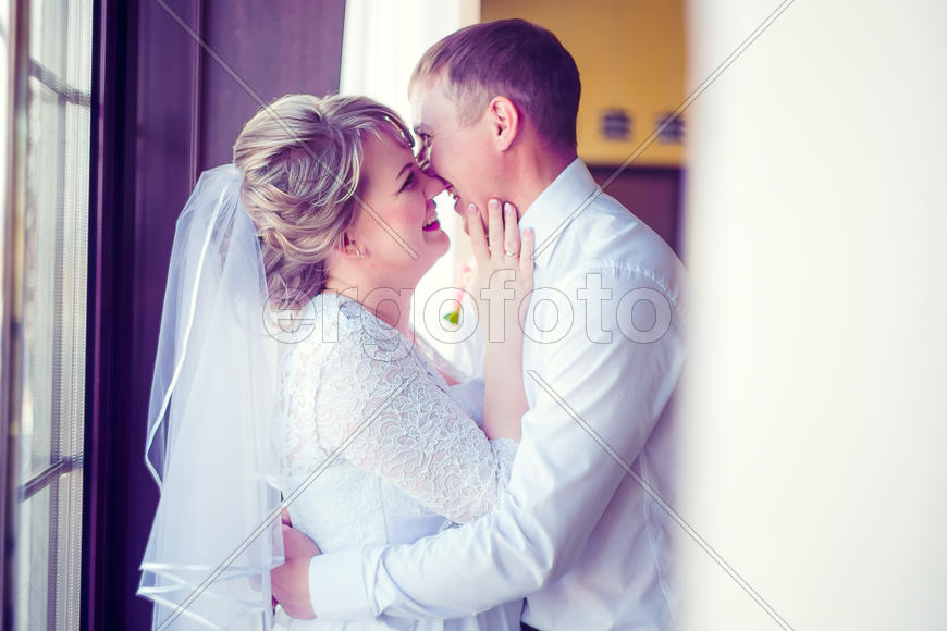 Жених и невеста улыбаются и смеются