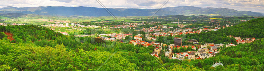 Город в долине. Карловы Вары.