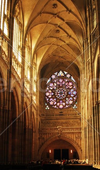 Интерьер готического храма