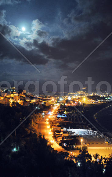 Ночной город под Луной