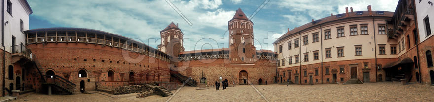 Внутренний двор замка. Мир.