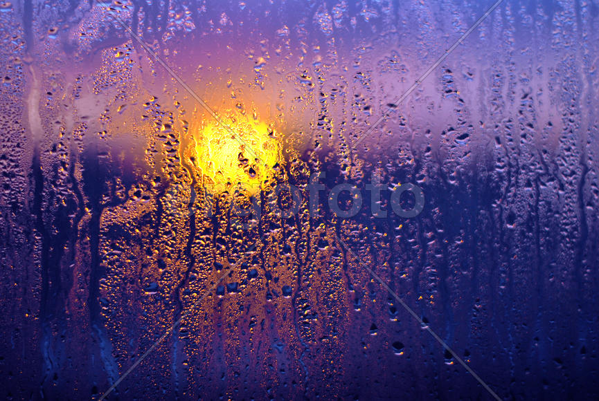 Закат за окном после дождя